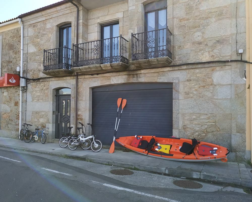 con bicicletas eléctricas, normales+ kayak de 3 plazas